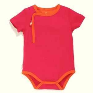 * Zip-up front
* Soft, rich 100% cotton
* Comes with a adorable Zipit® gift box
